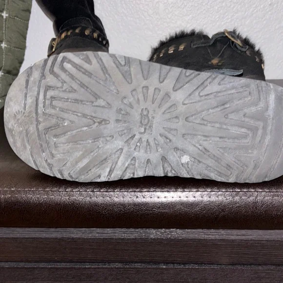 UGG Stylish Black Suede Boots - Picture 4 of 4